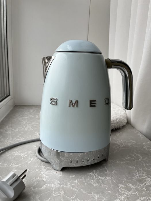 Блакитний чайник Smeg з терморегулятором