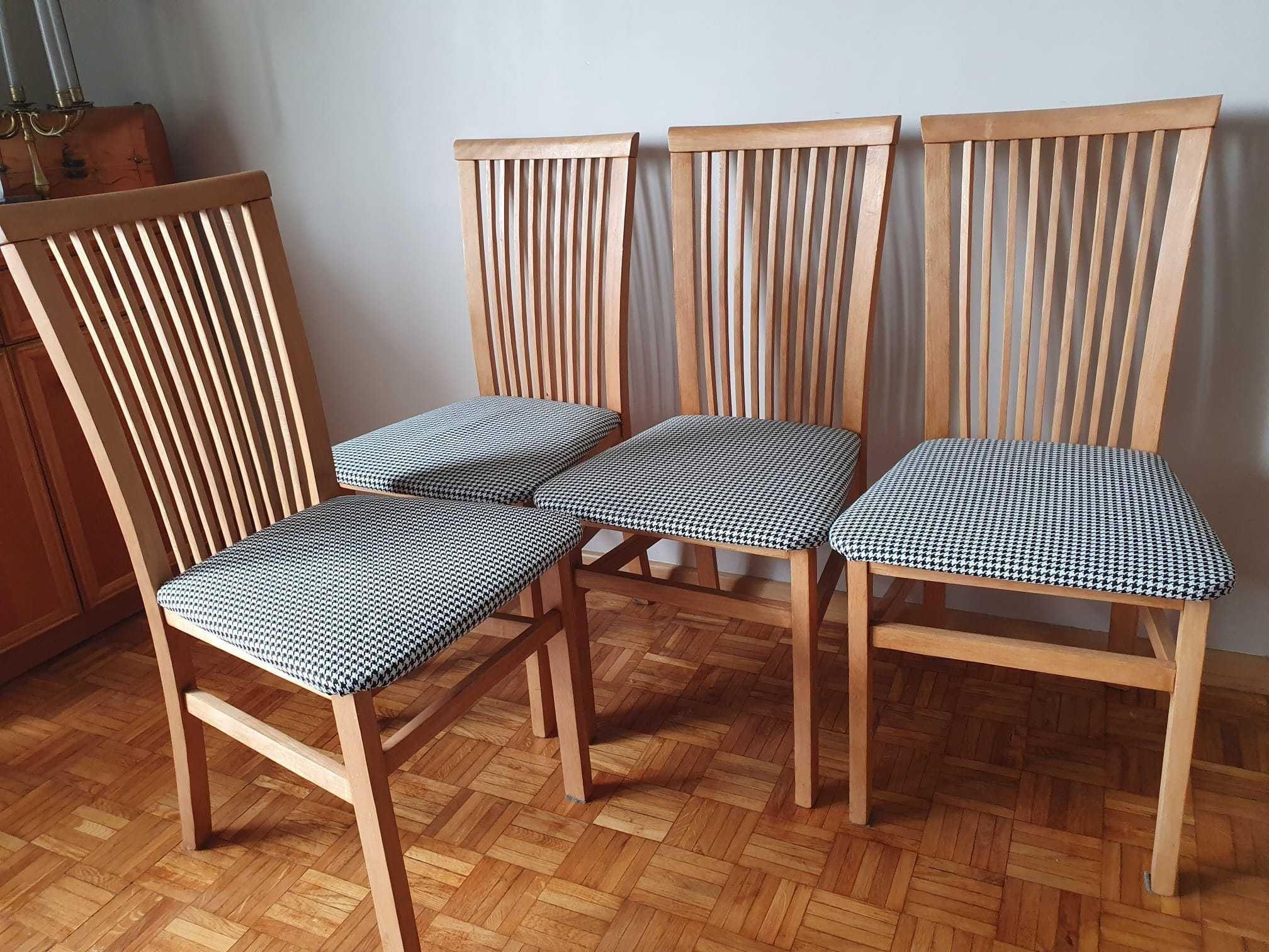 Komplet 4 krzeseł drewnianych