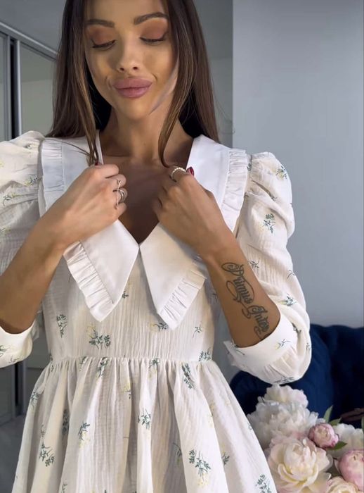 Сукня з мусліну з комірцем