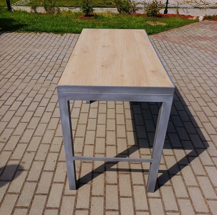 Stół warsztatowy 1200x600, metalowy, z blatem drewnianym.