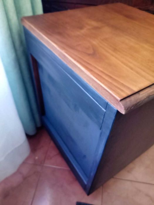 Móvel com quatro gavetas