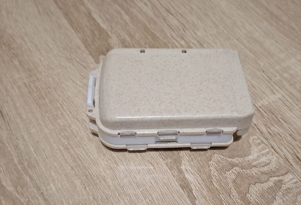 Beżowe pudełko na leki 8 przegródek