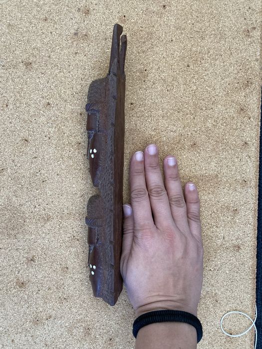 Estatueta de madeira