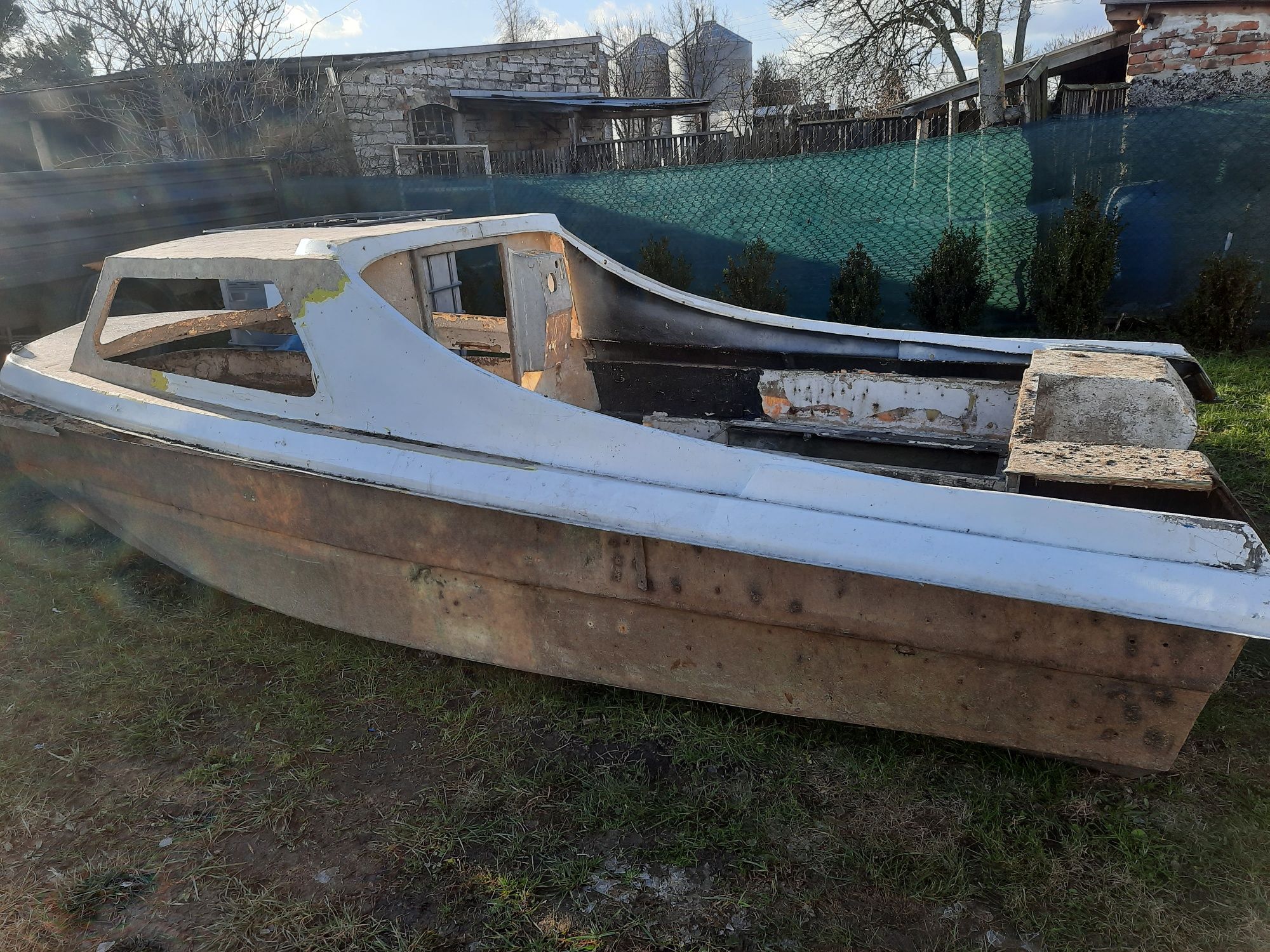 Sprzedam łódź kabinową do renowacji