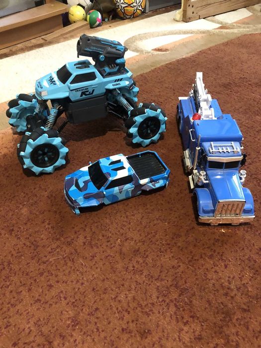 Машинки  достаточно большие. За две 550 гр.