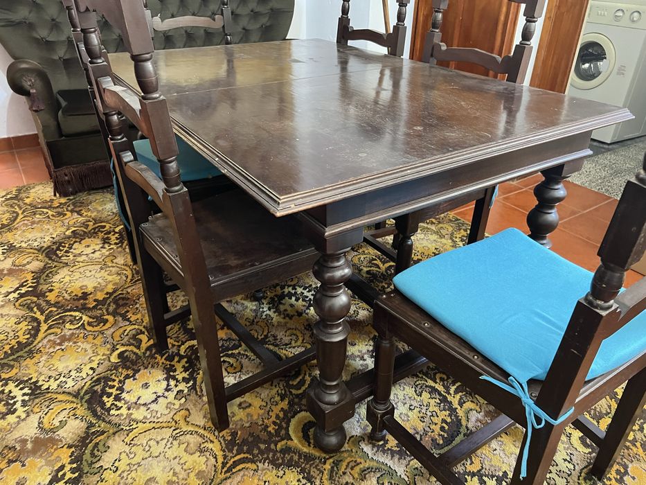 Mesa e 6 cadeiras, estilo clássico em castanho