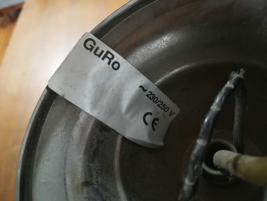 Lampa sufitowa z białymi kloszami