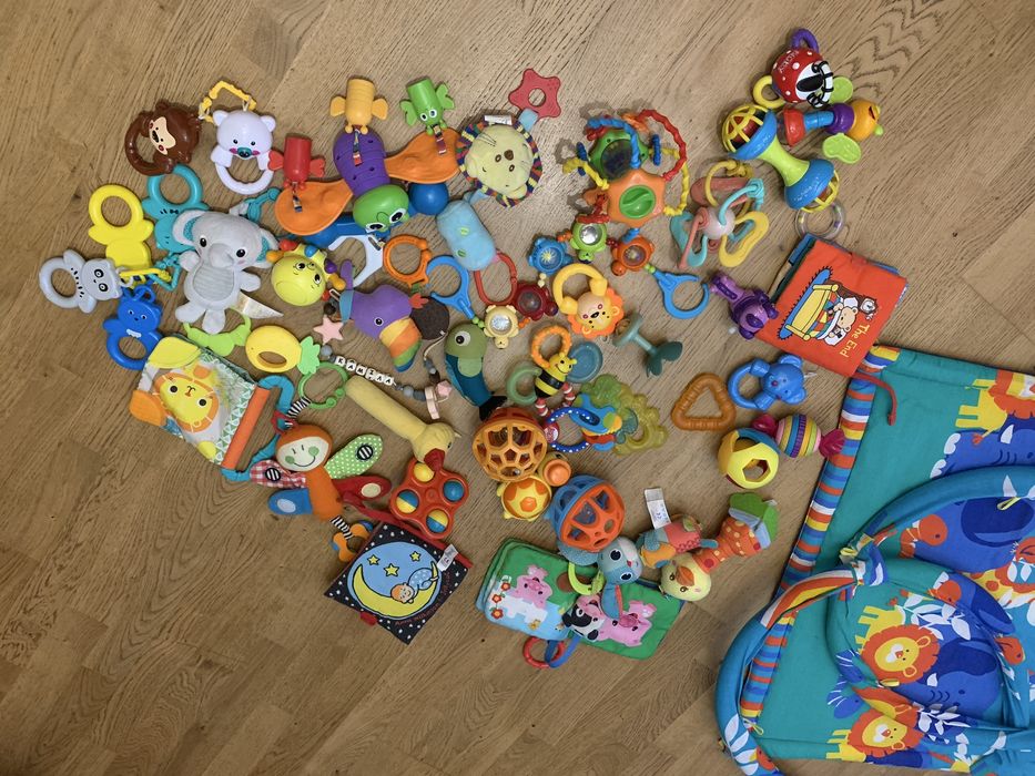 Розвтваючий килимок і фірмовф іграшки