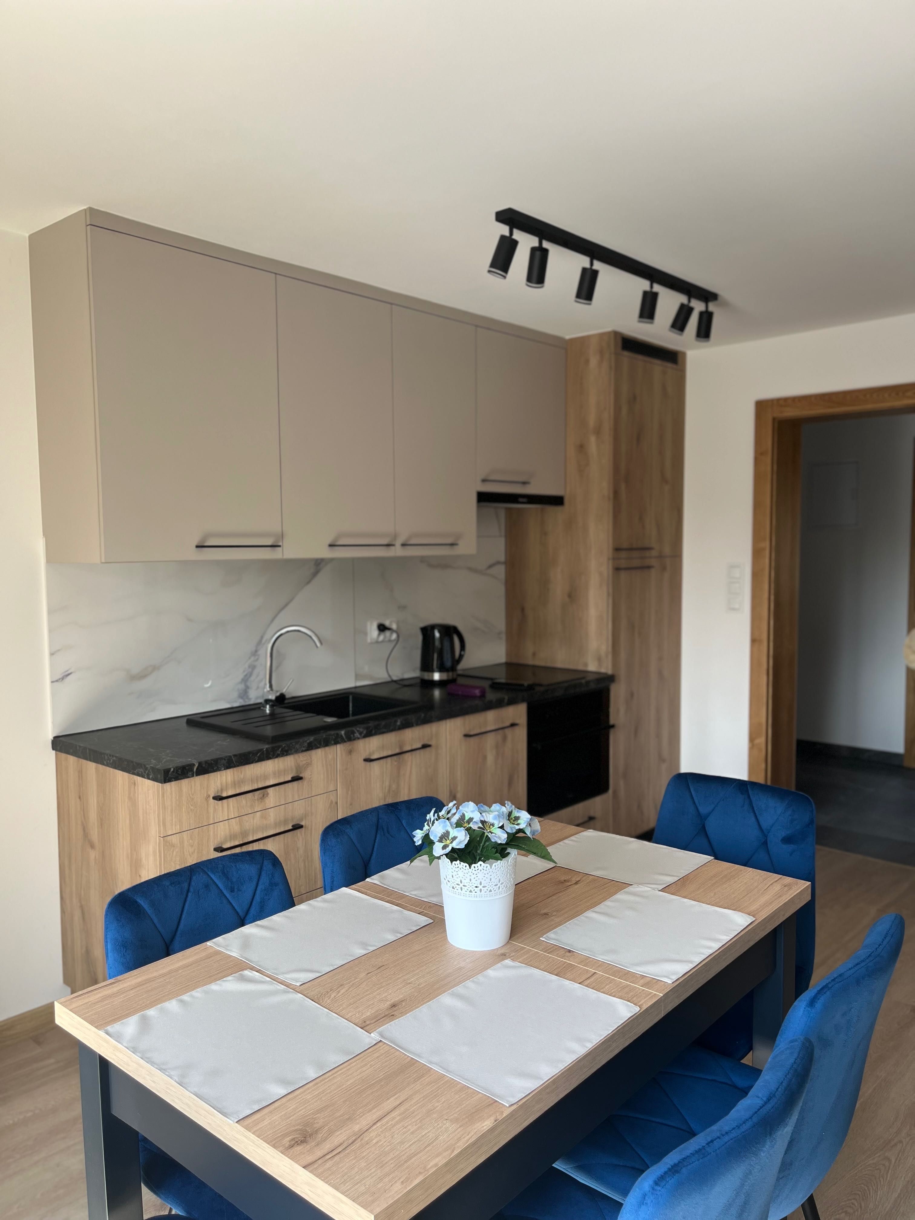 Apartament 6-osobowy z balkonem – komfort blisko jeziora