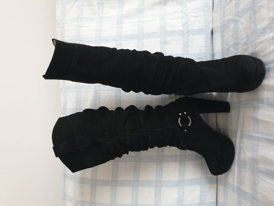 Botas pretas todas em pele (NOVAS)