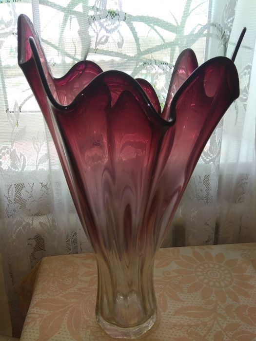 Большая ваза из гранатового стекла. Гутное стекло, ручная работа