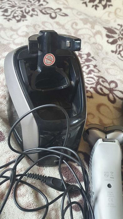 Отличную электро бритву Philips в комплекте недорого.