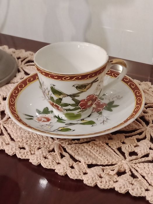 Duas chávenas antigas chinesas para café com a chinesa na base.