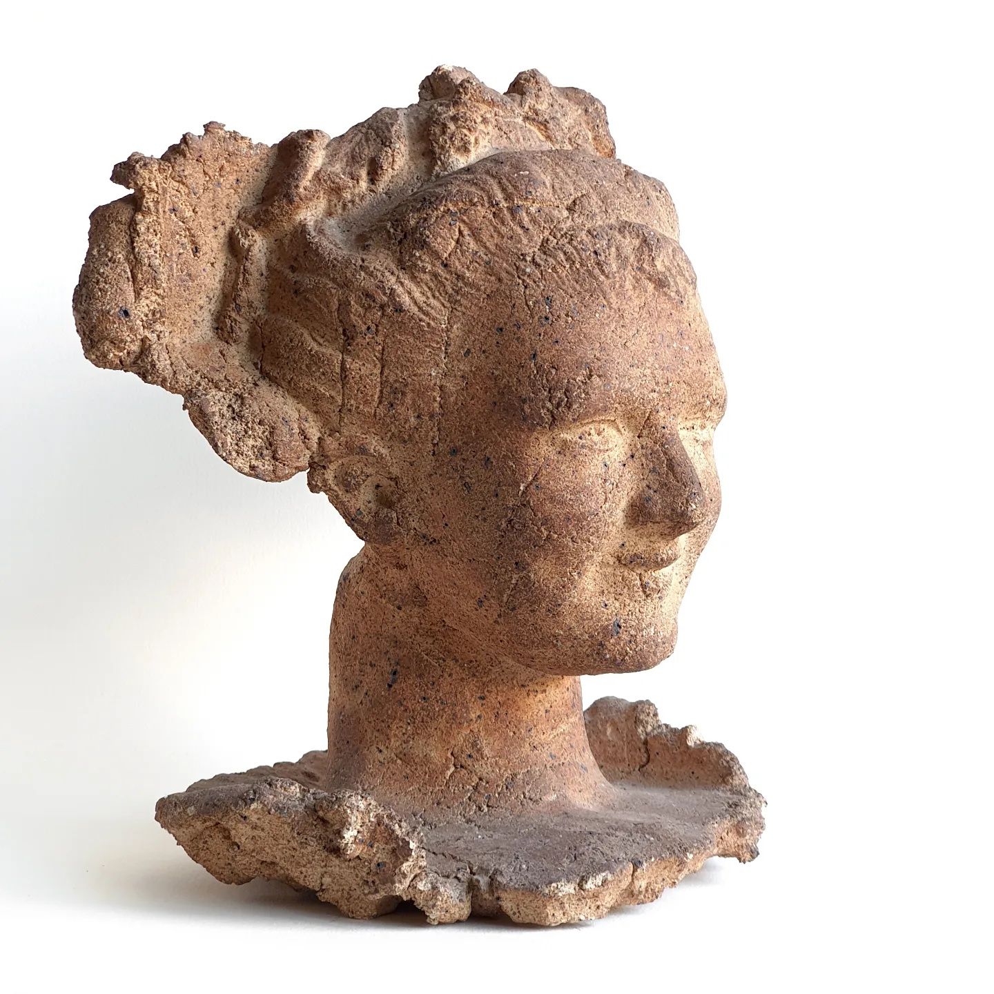 Скульптура теракотова, голова жінки.