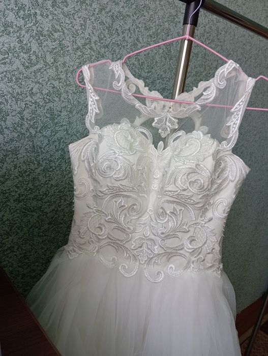 весільна сукня кольору айворі