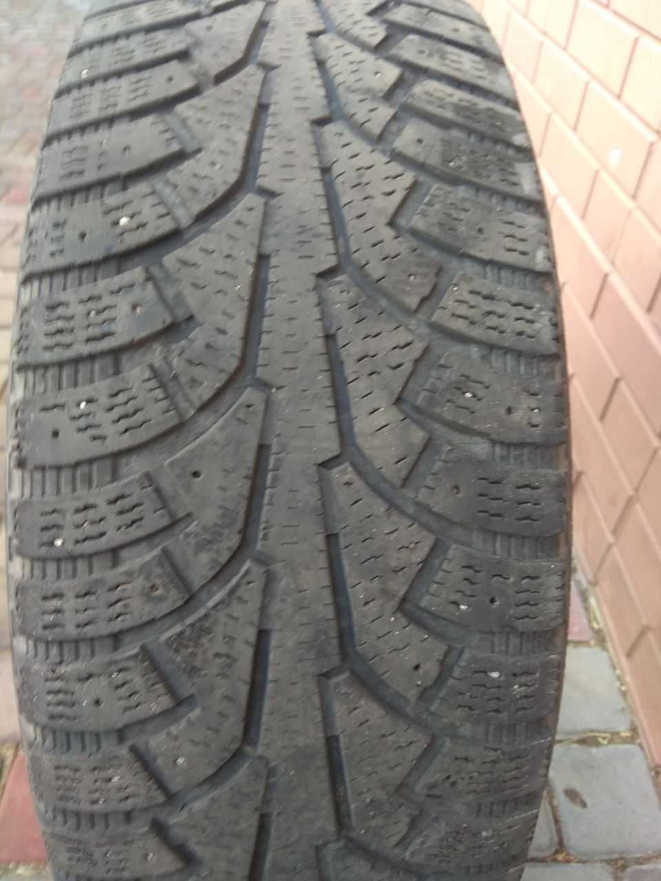 Зимние шины Nokian 235/65 R17 в хорошем состоянии