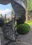 Schody betonowe kręcone z balustradą i zadaszeniem