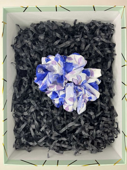 Mała gumka scrunchie – niebiesko-biała, ręcznie szyta, nowa