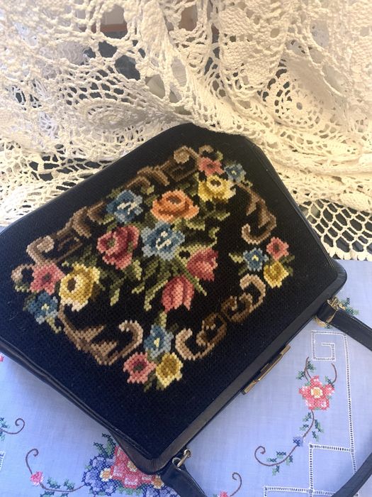 Сумка с вышивкою, наволочки на диванные подушки4-5