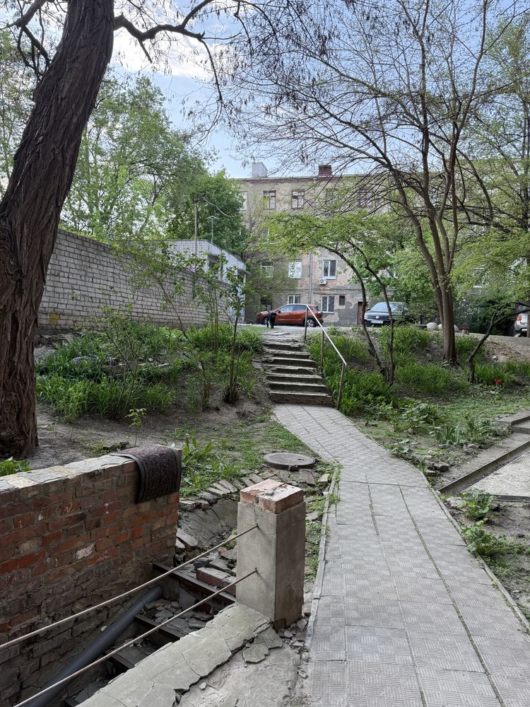 Продам  Центр 5 кв площадью  155 кв м Бажанова 14