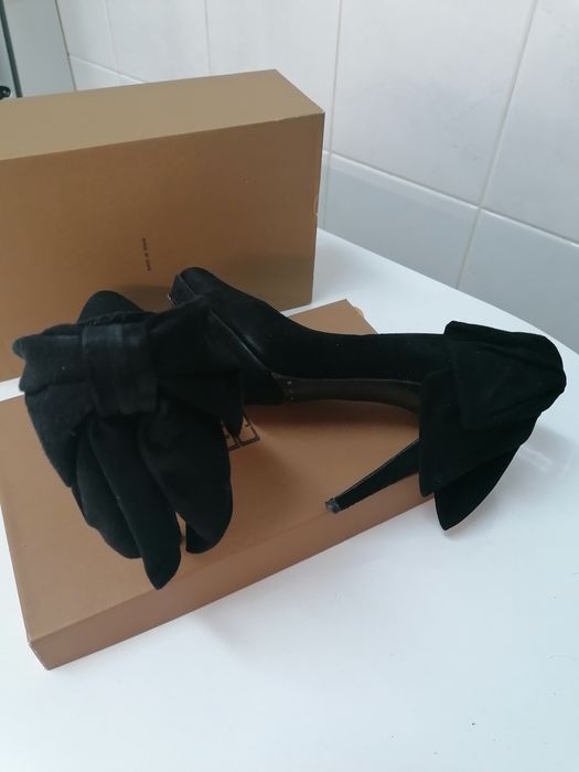 Sapatos veludo pretos em pele