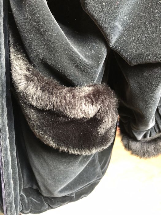 Casaco 3/4 Veludo Preto Gola e Punhos Pelo