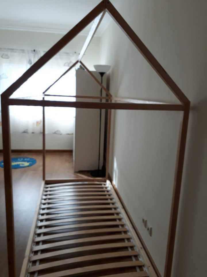 Cama casinha Montessori com estrado