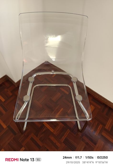 Cadeira de acrílico Tobias.