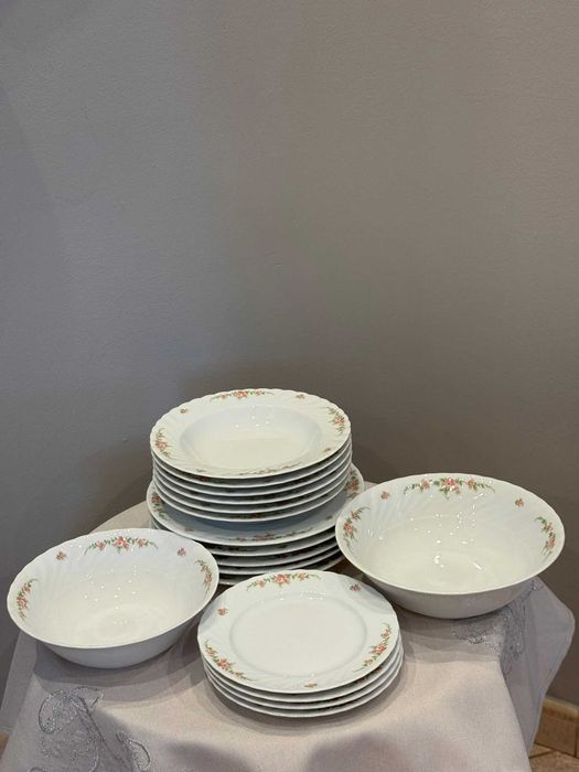Serwis obiadowy (17 elementów), porcelana Seltmann Weiden Germany.