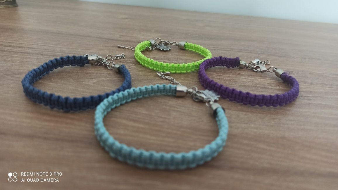 Bransoletki plecione ze sznurka biżuteryjnego z zawieszką. Handmade.