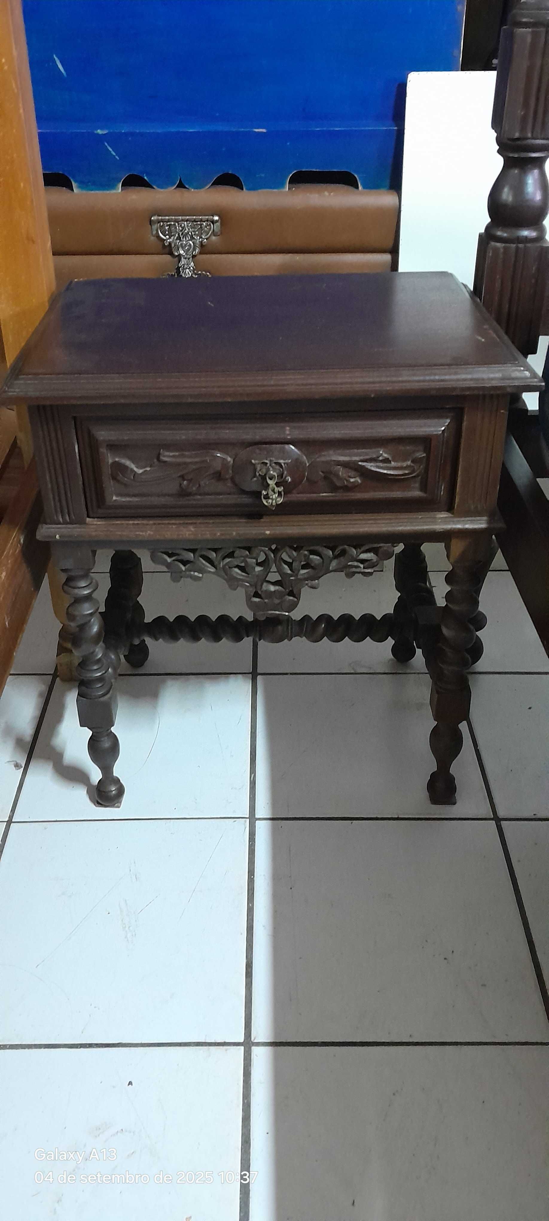 Cama de casal e 2 mesinhas de cabeceira