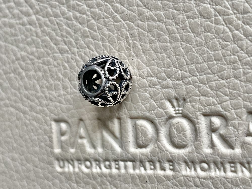 Pandora charms ażurowy