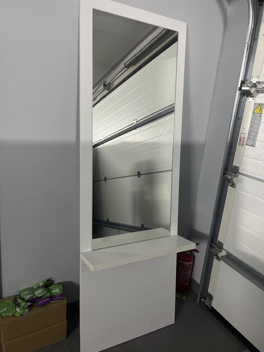 Wysoka konsola fryzjerska z duzym lustrem