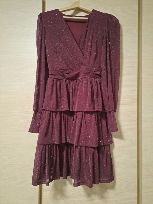 Burgundowa sukienka z połyskiem, długi rękaw, falbanki, MOHITO