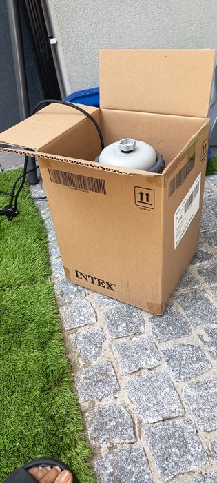 Vendo piscina em bom estado com bomba da marca Intex