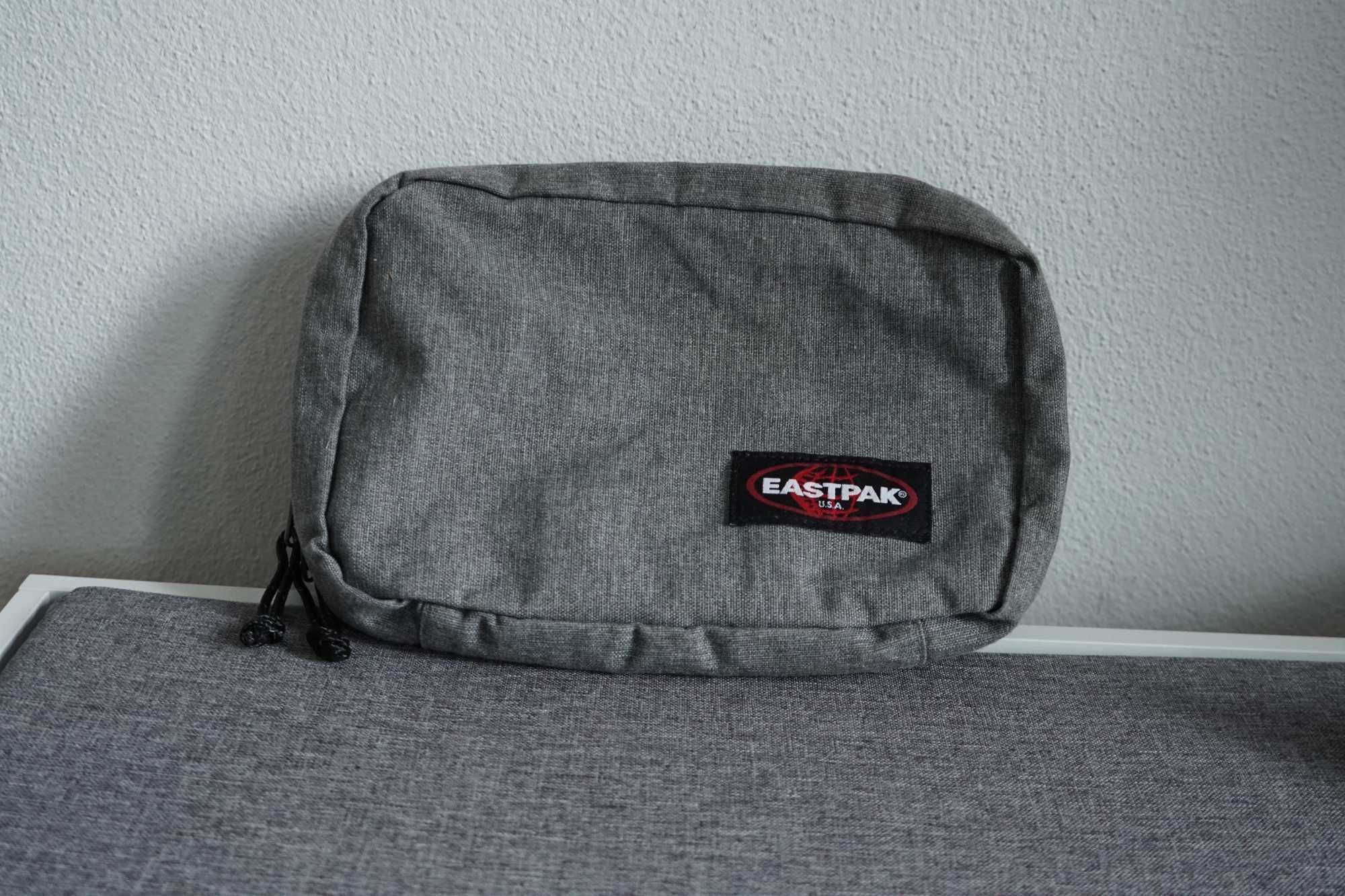 Bolsa necessaire Eastpak cinza