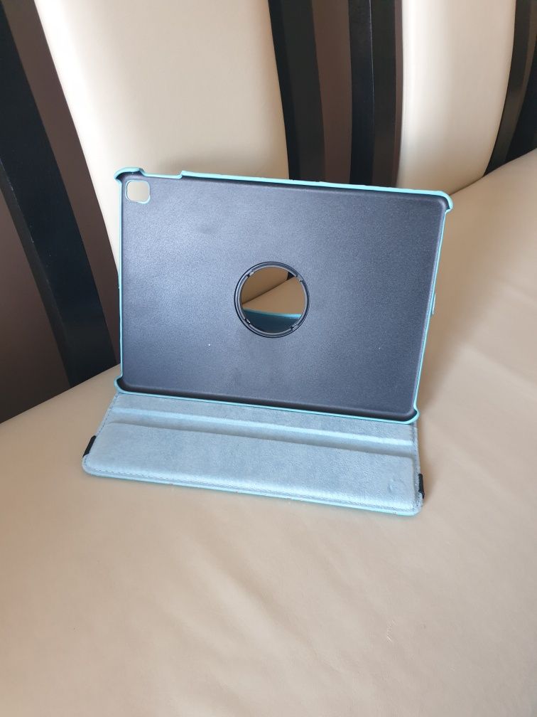 Etui na tablet w kolorze turkusowym błyszczącymi kwiatami