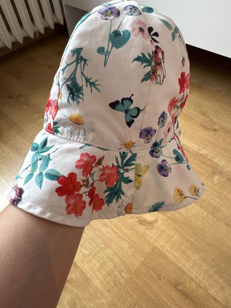 Kapelusz dziewczęcy na słońce H&M 122/128 biały w kwiatki obwód 52-53