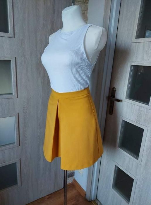 Musztardowa mini spódniczka Mohito XS S