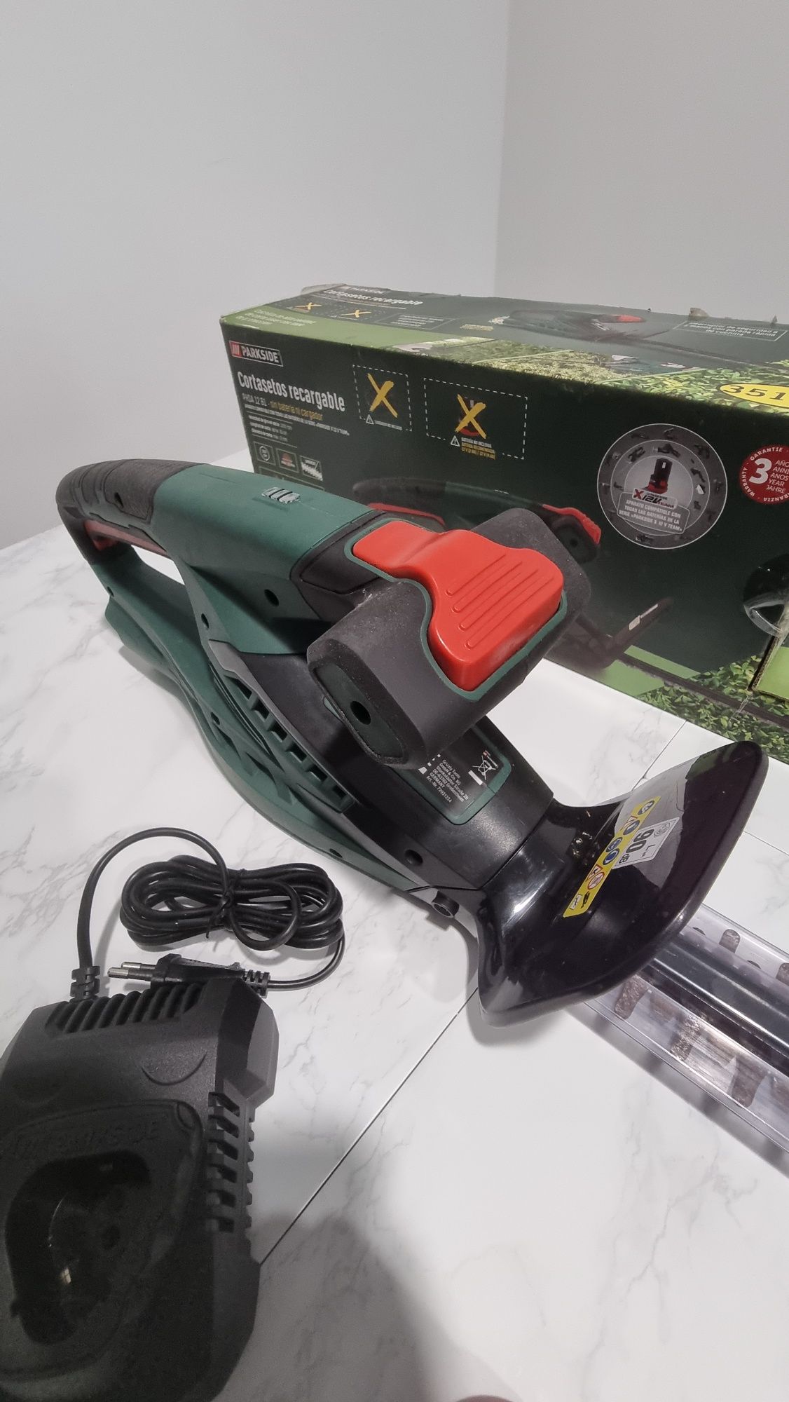 Apara sebes Parkside 12V + bateria e carregador