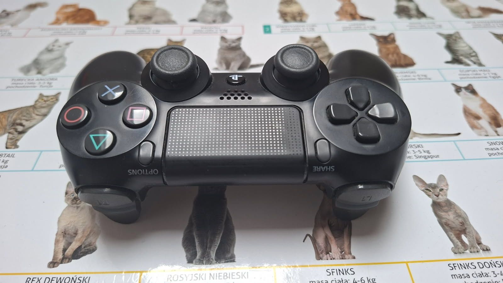 PS4 Slim 1TB + 4 gry