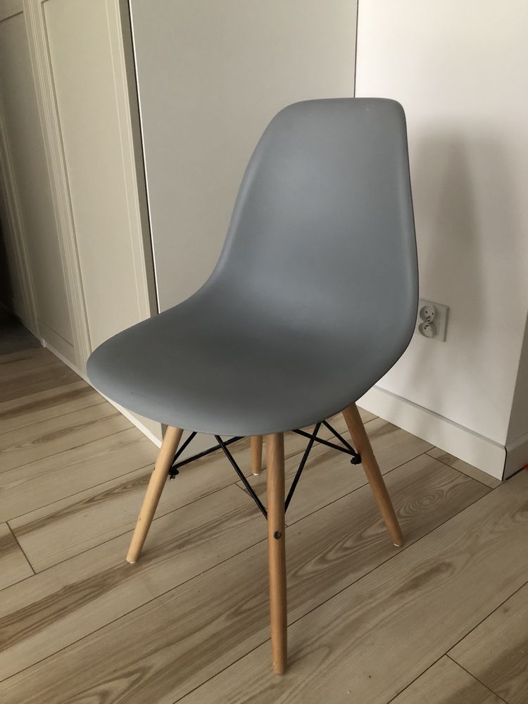 Krzesło na drewnianych nogach