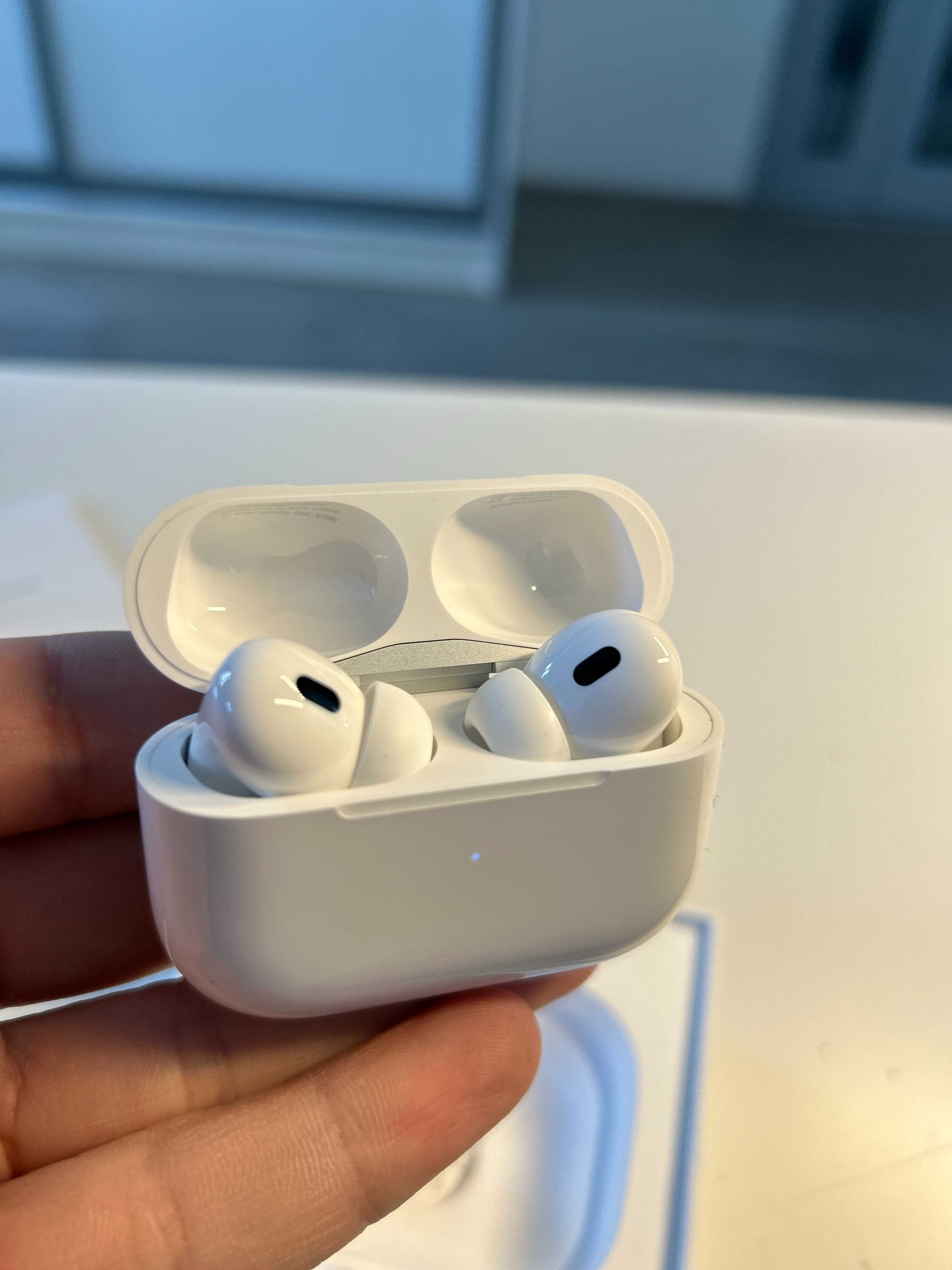 Оригінальні навушники TWS Apple AirPods Pro 2nd generation (MTJV3AM/A)