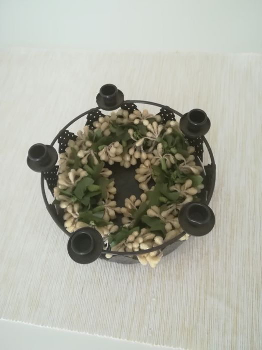 Base para velas + velas vermelhas.
