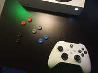 Dzień dobry chciałbym sprzedać Xboxa białego z 1 padem + czterema nakł