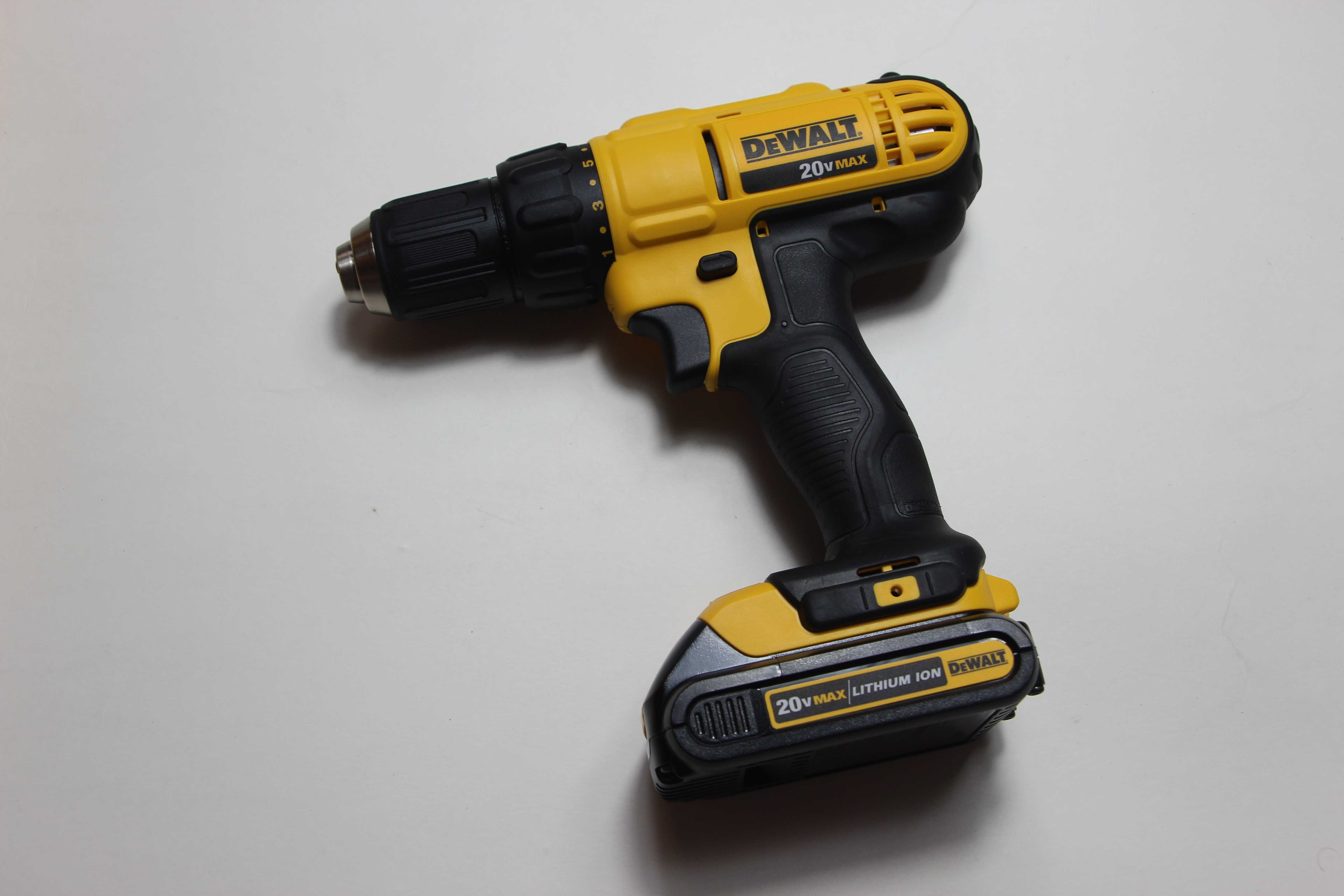 Дрель-шуруповерт DEWALT DCD771C2 20V MAX,оригинал,комплект США