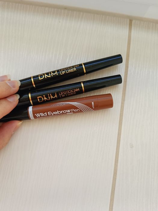 Szminko- kredka x2, pisak- marker do brwi