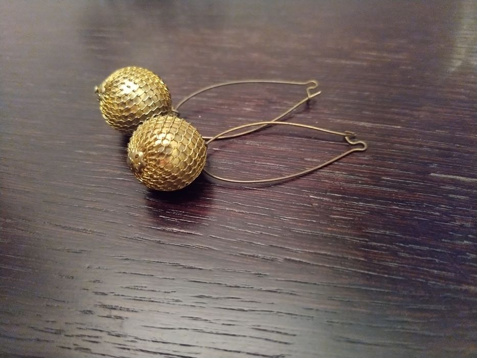 Brincos dourados elegantes e sofisticados