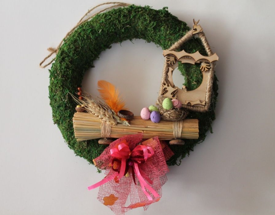 wianki pokryte mchem jako półprodukt do tworzenia dekoracji