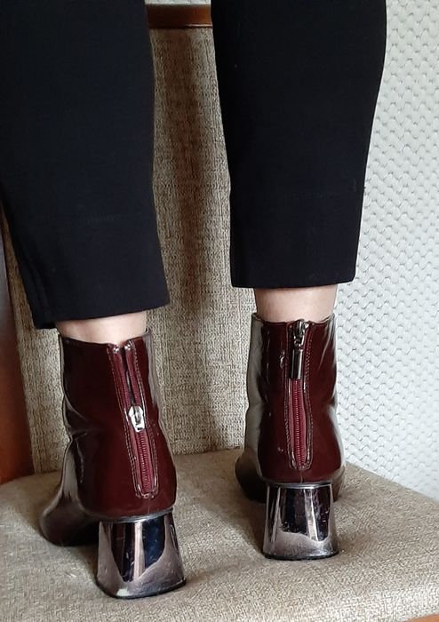 Bordowe,lakierowane botki ,srebrny obcas.